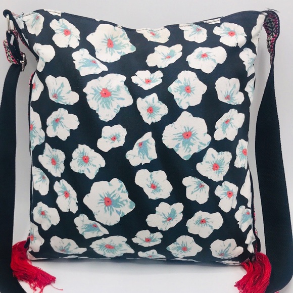 NWOT Floral Messenger Crossbody w/ Camera Strap - Picture 3 of 15